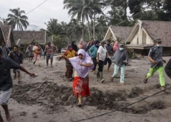 Endonezya'daki volkan patlamasında &ouml;l&uuml; sayısı 13'e y&uuml;kseldi