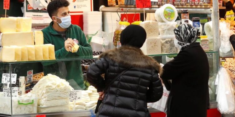 Enflasyon: Uzmanlar Türkiye'de resmi ve hissedilen enflasyon arasındaki farkın artmasını nasıl yorumluyor?