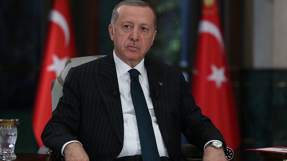 Erdoğan'ın düşük faiz politikasında ısrar edeceklerine dair açıklamaları sonrası dolar/TL kuru bir rekor daha kırarak 13,96'yı gördü