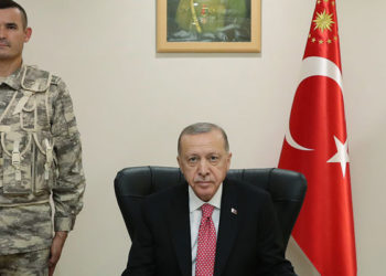 Erdoğan'dan Doha'daki Türk birliğine ziyaret: Katar'ın güvenlik ve istikrarını kendi ülkemizinkinden ayrı tutmuyoruz