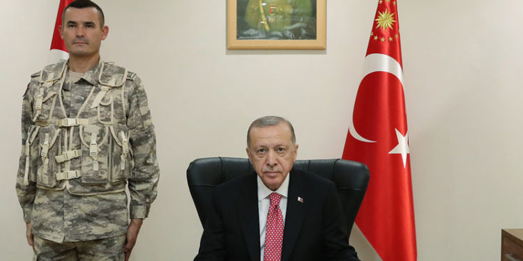 Erdoğan'dan Doha'daki Türk birliğine ziyaret: Katar'ın güvenlik ve istikrarını kendi ülkemizinkinden ayrı tutmuyoruz
