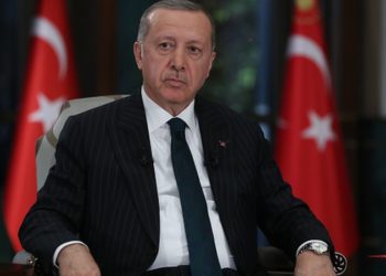 Erdoğan'ın düşük faiz politikasında ısrar edeceklerine dair açıklamaları sonrası dolar/TL kuru bir rekor daha kırarak 13,96'yı gördü