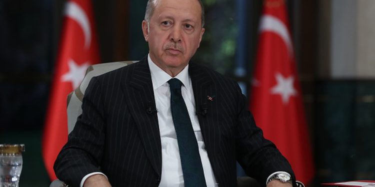 Erdoğan'ın düşük faiz politikasında ısrar edeceklerine dair açıklamaları sonrası dolar/TL kuru bir rekor daha kırarak 13,96'yı gördü