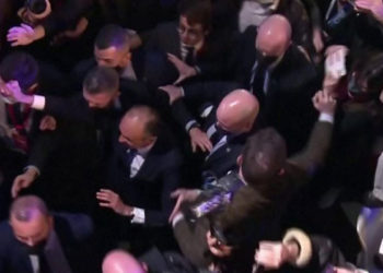 Eric Zemmour: Fransa'da aşırı sağcı cumhurbaşkanı adayı ilk mitinginde tartaklandı