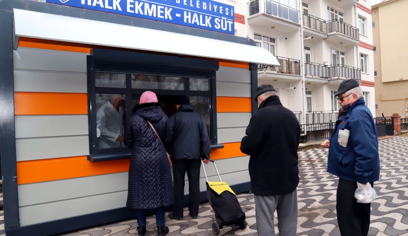 Eskişehir'de belediyenin dağıttığı ucuz süt için metrelerce kuyruk