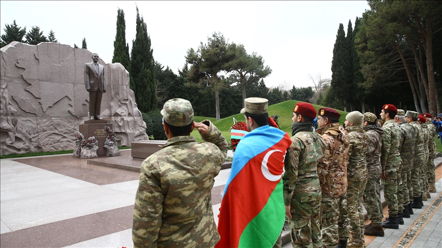 Eski Azerbaycan Cumhurbaşkanı Haydar Aliyev, ölümünün 18'inci yılında anıldı