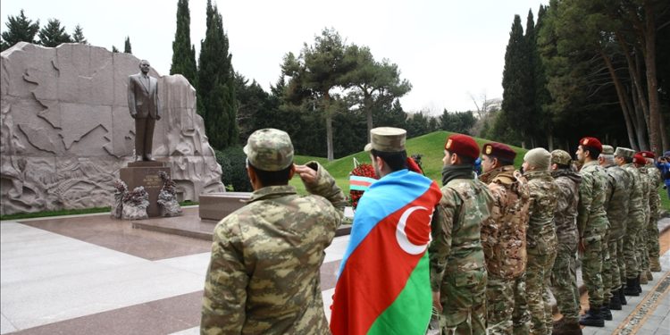 Eski Azerbaycan Cumhurbaşkanı Haydar Aliyev, ölümünün 18'inci yılında anıldı