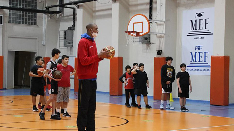 Eski NBA yıldızı Keith Closs, deneyimlerini Türkiye'deki genç basketbolculara aktarıyor