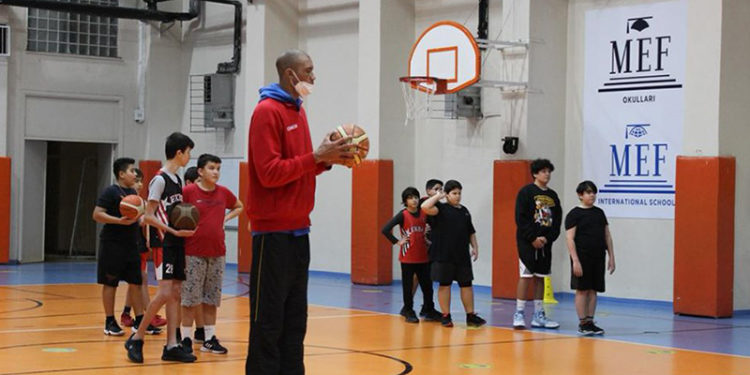 Eski NBA yıldızı Keith Closs, deneyimlerini Türkiye'deki genç basketbolculara aktarıyor