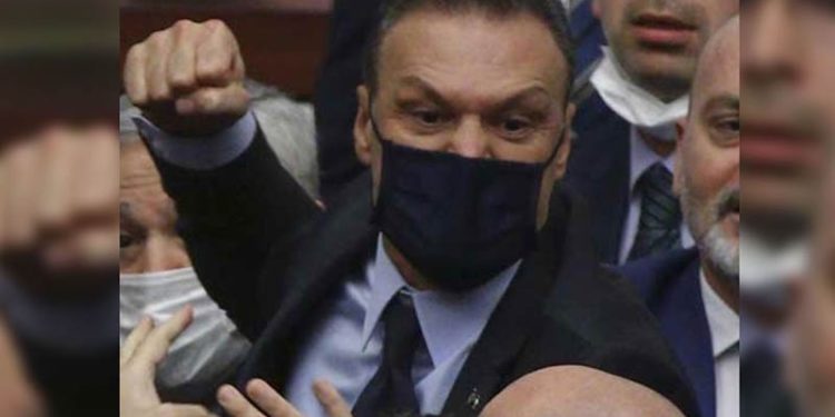 Eski futbolcu Alpay Özalan: Kavgaya girmem ama anlayacakları dil bu