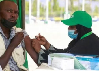 Eski İngiltere Başbakanı Brown'a göre yoksul ülkelere aşı dağıtımındaki başarısızlık 'ruhumuzda kara bir leke'