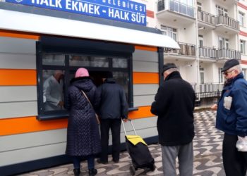 Eskişehir'de belediyenin dağıttığı ucuz süt için metrelerce kuyruk