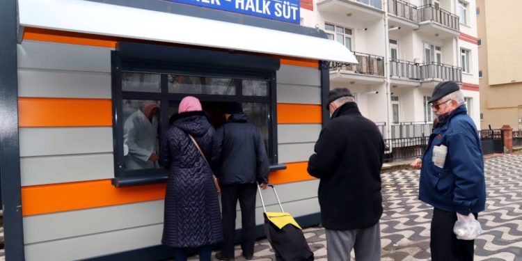 Eskişehir'de belediyenin dağıttığı ucuz süt için metrelerce kuyruk