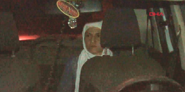 Eşini baltayla öldürdüğü iddia edilen kadın: Eve gelen bir polis öldürücü darbeyi vurdu