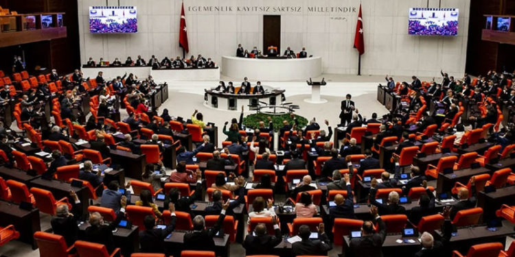 'Eşit temsiliyet' kanunu AKP ve MHP oylarıyla reddedildi