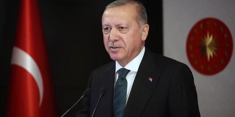 FT: Erdoğan'ın faizi indirerek enflasyonu düşürme politikası neden işe yaramıyor?