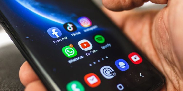 Facebook şirketi: 50 bin kullanıcı izlendi