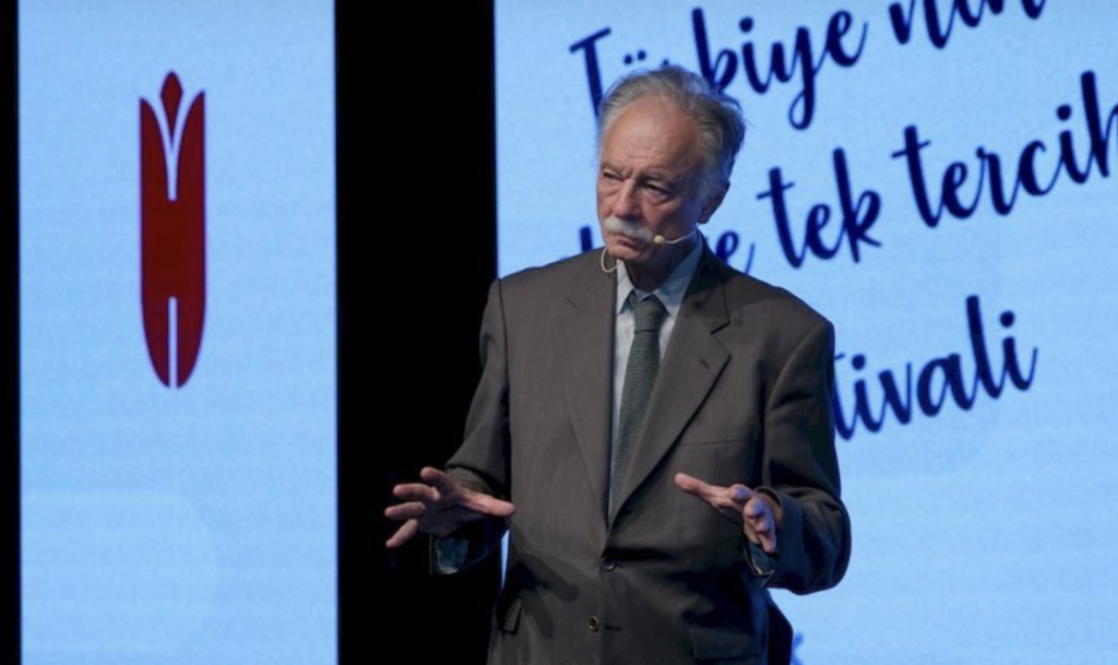 Felsefe profesörü Teoman Duralı hayatını kaybetti