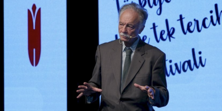 Felsefe profesörü Teoman Duralı hayatını kaybetti