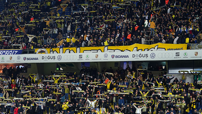 Fenerbahçe tribünlerinde "yönetim istifa" sesleri