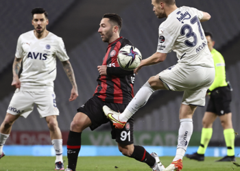 Fenerbahçe, 9 kişi kalan Karagümrük'ü yenemedi