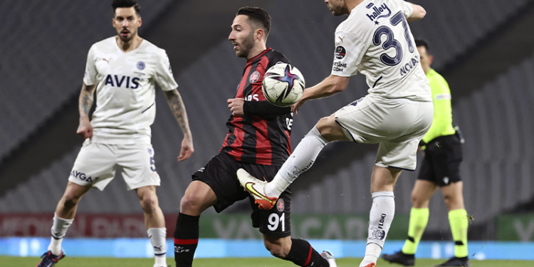 Fenerbahçe, 9 kişi kalan Karagümrük'ü yenemedi