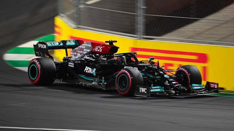 Formula 1'de nefes kesen şampiyonluk yarışı; Suudi Arabistan'da Hamilton ve Bottas ilk çizgiden başlayacak