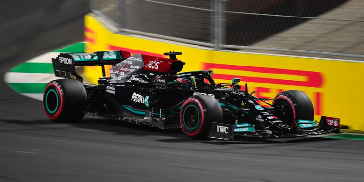 Formula 1'de nefes kesen şampiyonluk yarışı; Suudi Arabistan'da Hamilton ve Bottas ilk çizgiden başlayacak