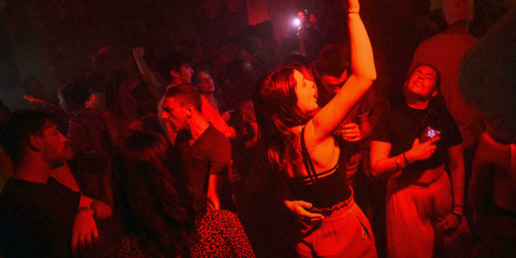 Fransa'da Omicron önlemi: Gece kulüpleri dört haftalığına kapanıyor