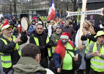 Fransa'da aşı sertifikası karşıtları Noel'de de sokağa çıktı; "Maaşımız zorunlu Covid testine gidiyor"