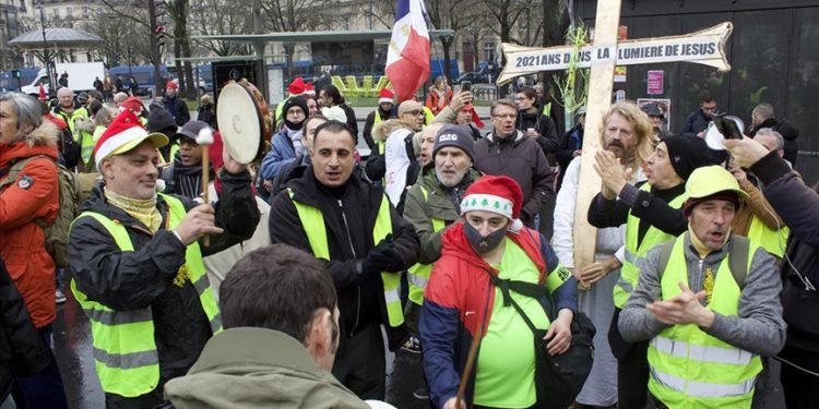 Fransa'da aşı sertifikası karşıtları Noel'de de sokağa çıktı; "Maaşımız zorunlu Covid testine gidiyor"