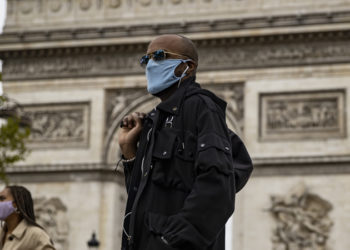 Fransa'da günlük vaka sayısı 100 bini aşarak bir kez daha rekor kırdı