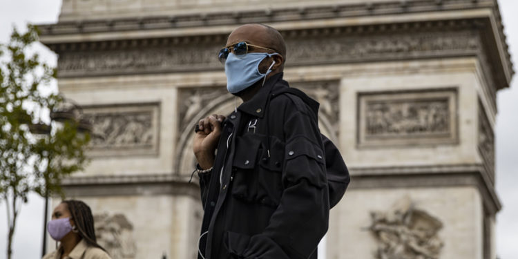 Fransa'da günlük vaka sayısı 100 bini aşarak bir kez daha rekor kırdı