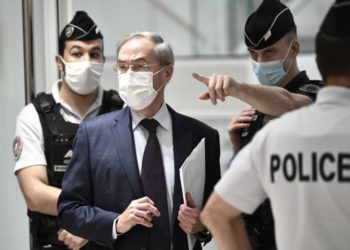 Fransa’da eski İçişleri Bakanı Gueant ‘yolsuzluk’ nedeniyle cezaevine girdi