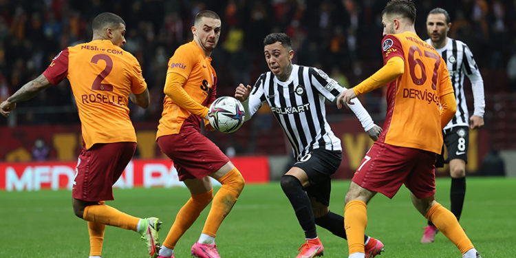 Galatasaray öne geçtiği maçta Altay'la berabere kaldı; galibiyet hasreti 4 maça çıktı