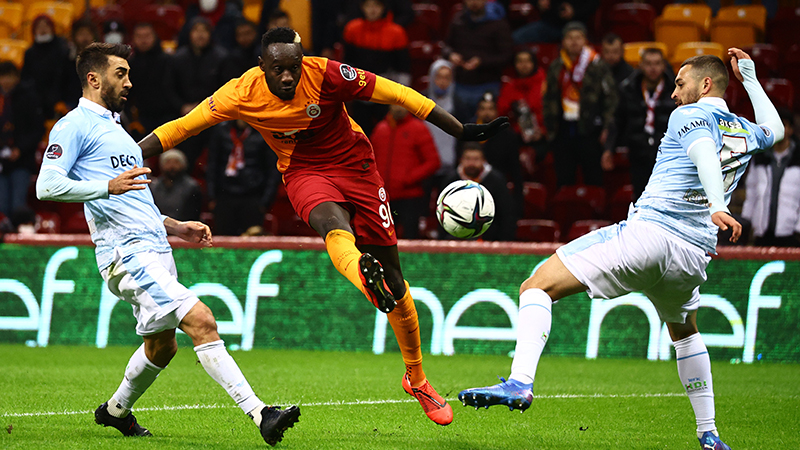 Galatasaray'da sakatlanan Mbaye Diagne, acı içinde sahayı terk etti