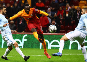 Galatasaray'da sakatlanan Mbaye Diagne, acı içinde sahayı terk etti