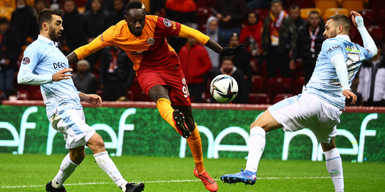 Galatasaray'da sakatlanan Mbaye Diagne, acı içinde sahayı terk etti