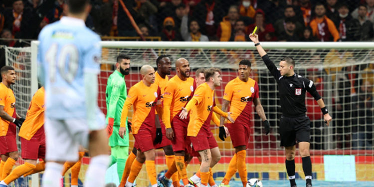 Galatasaray'dan Zorbay Küçük'e sert tepki: Sporcularımıza hakaret eden, spor ahlakından nasibini almamış bu kişinin, Türk futbolunda görev alması kabul edilemez