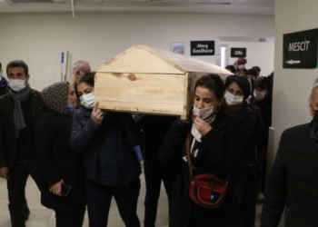 Garibe Gezer’in cenazesi kadınların omzunda morgdan alındı