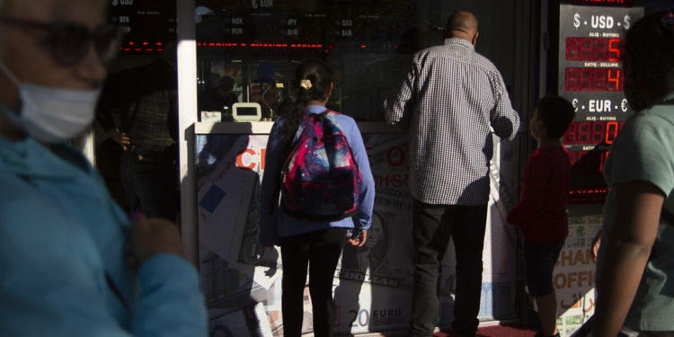 Guardian: Türkiye finansal krizin eşiğinde