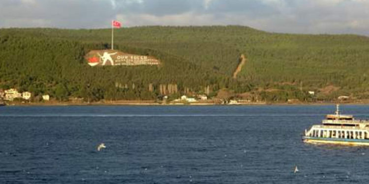 Gökçeada ve Bozcaada'ya bazı feribot seferleri iptal edildi