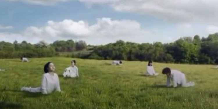 Güney Kore’nin en büyük süt şirketi, reklamında kadınları inek olarak gösterdiği için özür diledi