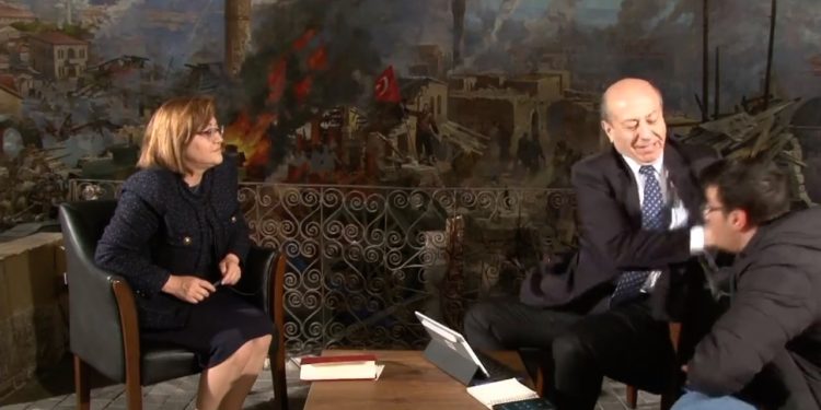 Habertürk yazarı Muharrem Sarıkaya, ses teknikerine tokat attı