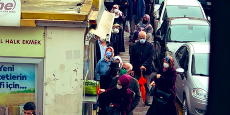 Halk Ekmek büfesi görevlisi: Son bir aydır kuyruklar daha da uzadı