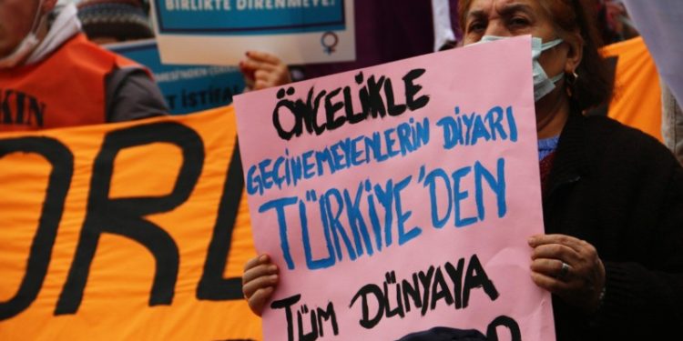 Halkevleri'nden tencere tavalı 'geçinemiyoruz' eylemi
