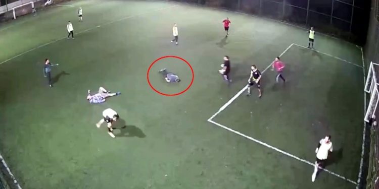 Halı sahada kalp krizi geçiren kişi öldü