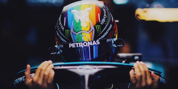 Hamilton, Suudi Arabistan'da da piste gökkuşağı bayrağı renklerinde kaskla çıkacak