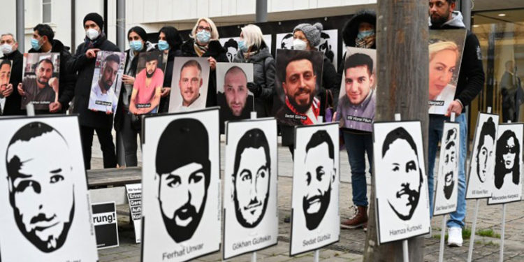 Hanau’da yaşanan ırkçı saldırı soruşturması takipsizlikle kapanıyor