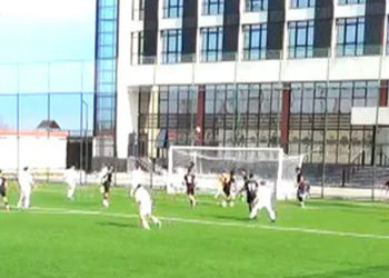 Hava topunda rakibiyle çarpışan genç futbolcu, beyin kanaması geçirdi